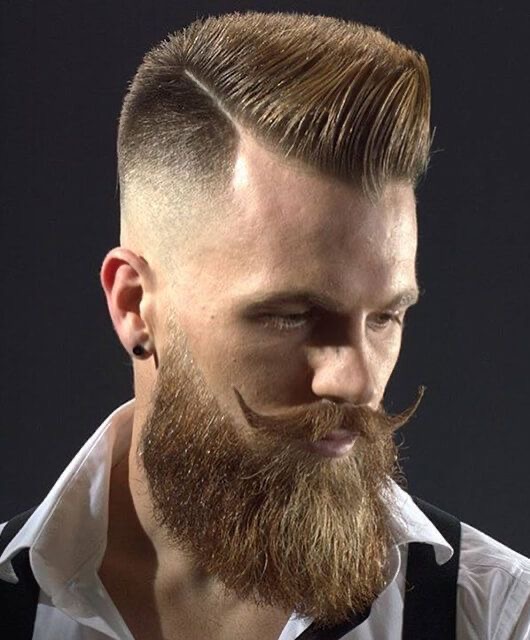 Modern herrfrisyr med skarp fade.