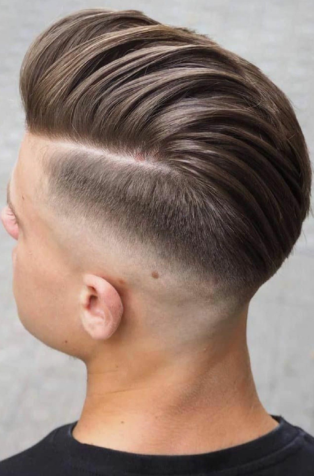 Barberare som formar en klassisk frisyr.